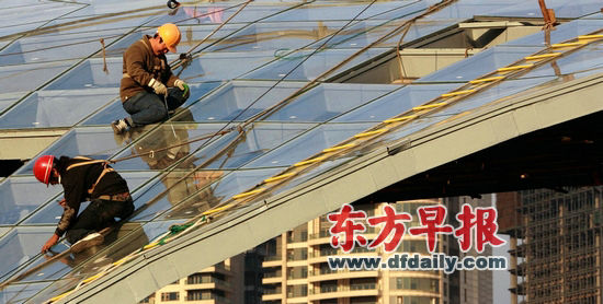 今后，上海還將限制處于人流密集、流動性大的區域內的建筑物安裝玻璃幕墻。徐曉林 早報資料